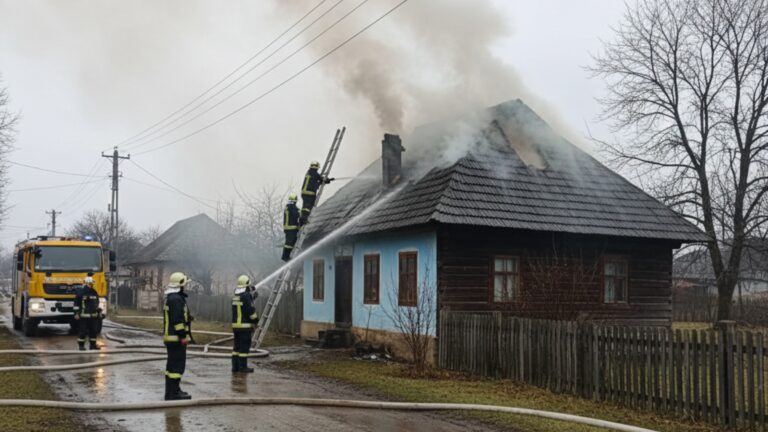 Incendiu izbucnit la o casă bătrânească din Marginea de la coșul de fum