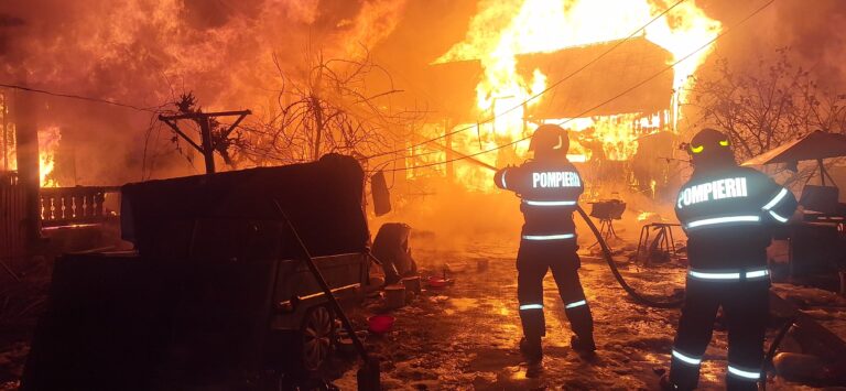 Incendiu devastator la o locuință din Baia. Acoperișul unei case s-a făcut scrum din cauza unui coș de fum defect