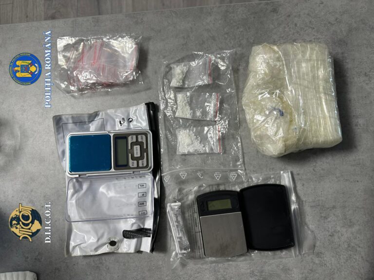 Flagrant cu un kilogram de cocaină, la Suceava. Cinci indivizi au fost reținuți pentru 24 de ore de DIICOT