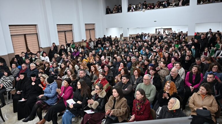 Spectacol caritabil la Vatra Moldoviței. Comunitatea s-a mobilizat pentru familia Pașcaniuc rămasă fără casă după incendiu: „Am dorit să le oferim copiilor noștri o lecție vie de empatie”