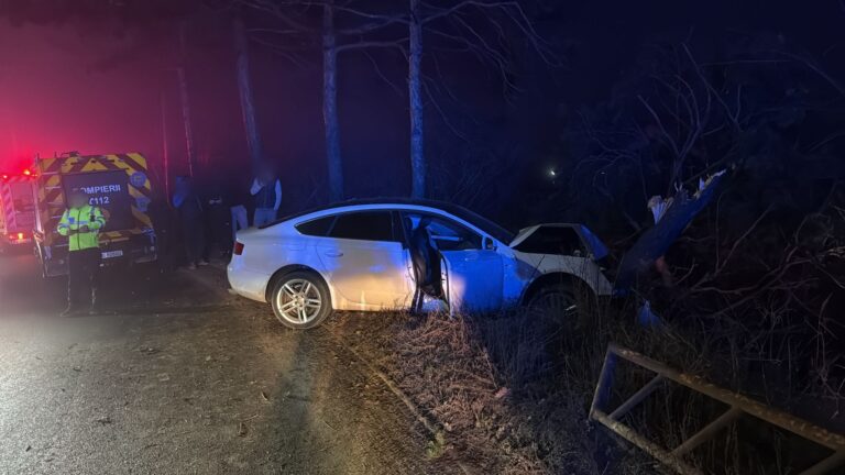 Doi adolescenți au fost răniți într-un accident produs de un șofer începător care s-a izbit cu mașina într-un copac, în Burdujeni