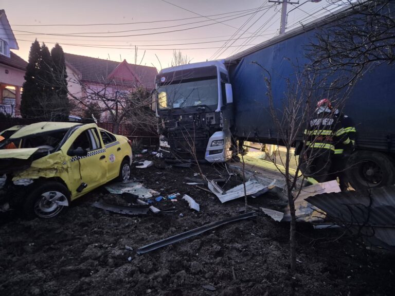 Accident grav la Dumbrăveni. Un TIR a spulberat un taxi după ce a intrat în derapaj într-o curbă