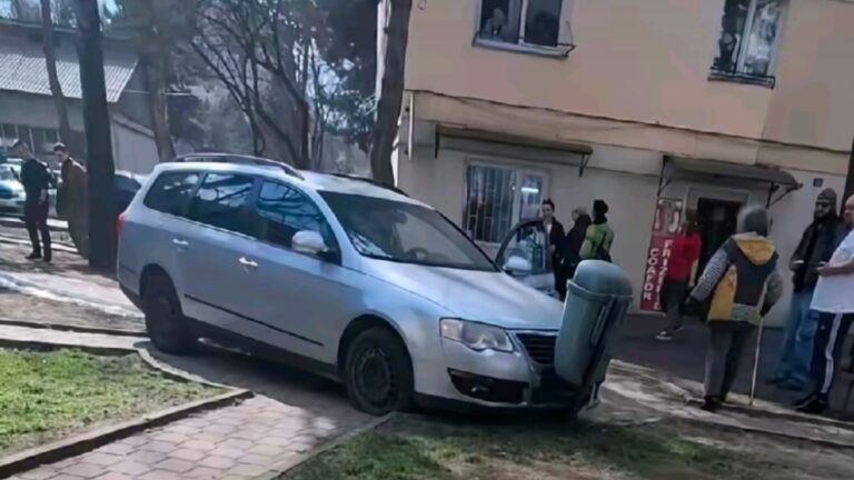 Un șofer din Suceava, cu permisul suspendat, a fost reținut după o cursă nebună prin oraș și un accident provocat într-un parc