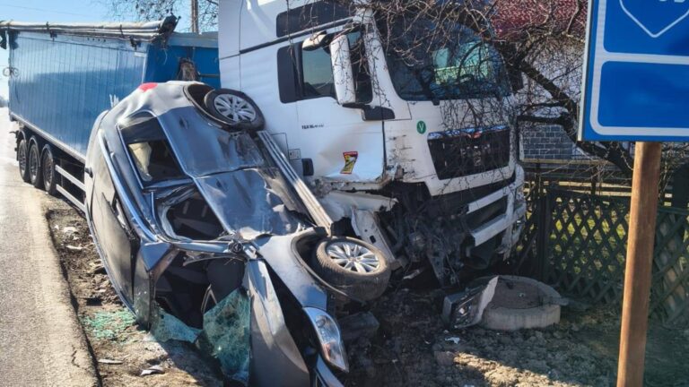 Un autoturism s-a răsturnat în șanț după o coliziune cu un TIR, provocată de o întoarcere pe linia continuă, la Grănicești