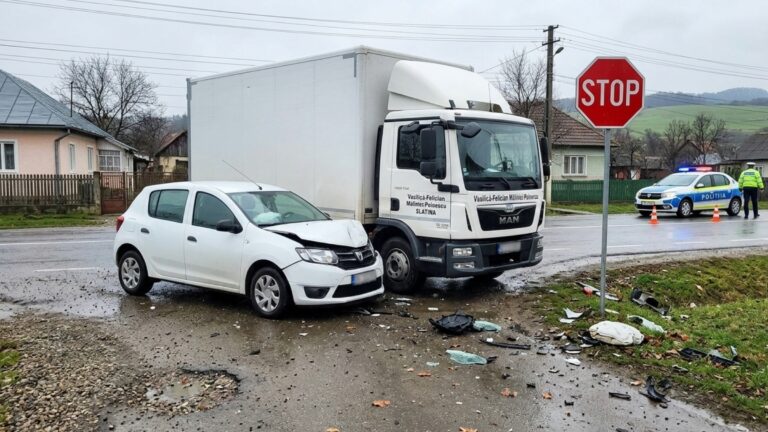 Accident produs la Slatina de un șoferul care a ignorat indicatorul STOP