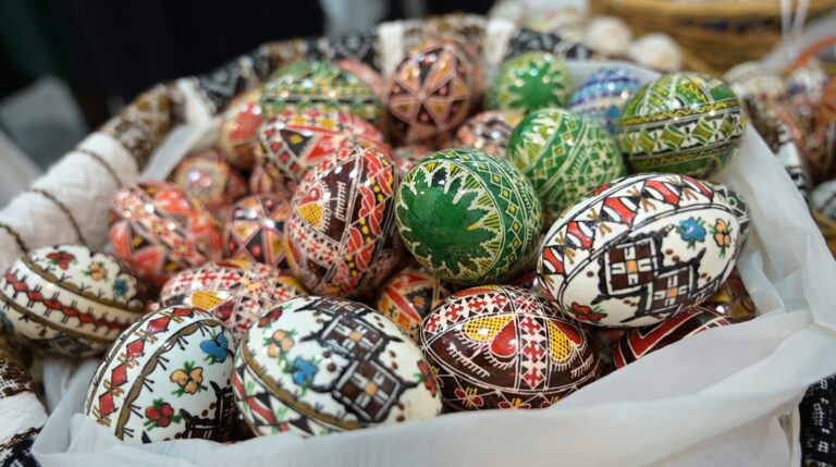 Festivalul Național al Ouălor Încondeiate de la Ciocănești a ajuns la cea de-a XXI-a ediție: „Această artă a broderii ouălor are viitorul asigurat”