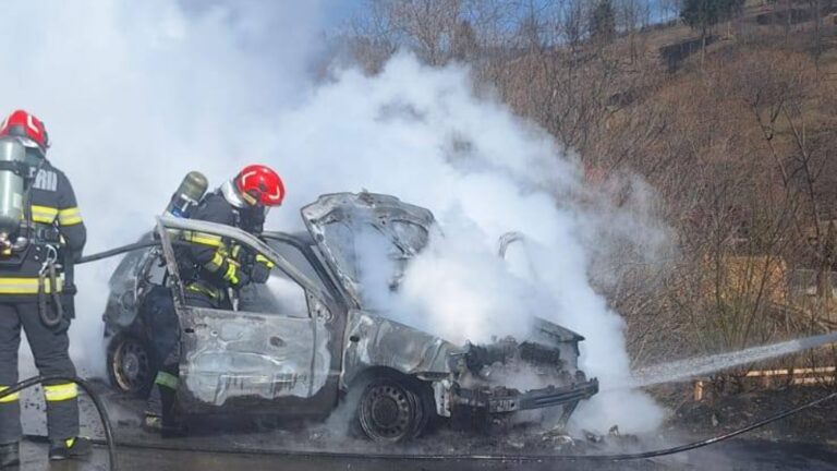 Un autoturism a fost distrus de flăcări pe DN 17A în timpul unei probe de drum efectuate de un angajat al unui service din Sadova