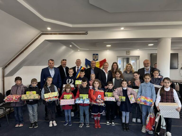 Solidaritate fără frontiere la Vicovu de Sus și Suceava. Reprezentanții IPA Austria și România, alături de primarul Vasile Iliuț, au adus daruri copiilor din comunitate și familiei eroului Sorin Vezeteu