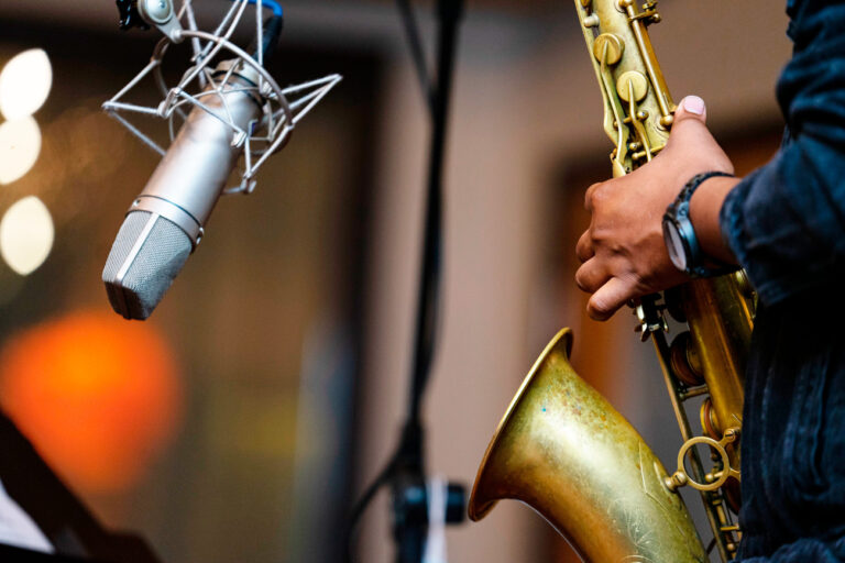 Suceava Jazz Fest organizează și prezintă Jazz In The Library – un concert intim la Librăria Alexandria (fosta Casa Cărții) din Suceava, chiar de Ziua Internațională a Jazz-ului