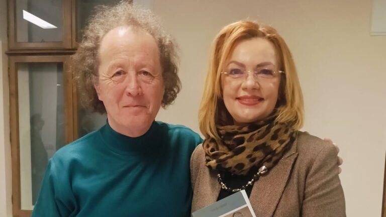 Deputatul PSD Mirela Adomnicăi a luat parte la lansarea volumului „Năuceala”: „Uneori, umorul bine scris este cel mai lucid mod de a privi lumea în care trăim”