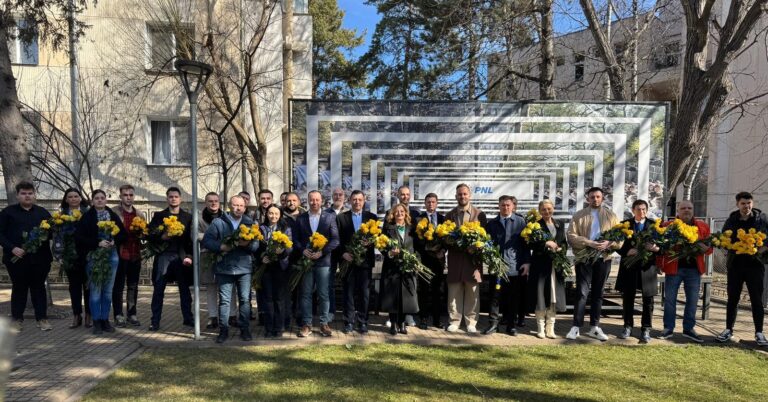 „Cu drag, de 8 Martie”. Reprezentanții PNL Suceava au oferit trandafiri și urări de bine doamnelor din municipiu