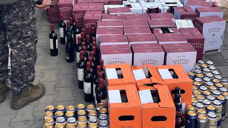 Razie de amploare în zona Câmpulung Moldovenesc soldată cu mii de produse cosmetice și sute de sticle cu vin din Italia confiscate de polițiști și vameși