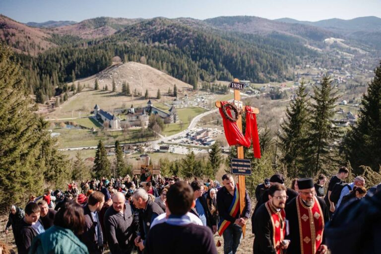 Procesiune și rugăciune pe „Golgota” Suceviței. Pelerinajul „Drumul Crucii” pe dealul Furcoi în duminica Floriilor: „Dorim să transformăm dealul Furcoi într-o adevărată Golgotă a Suceviței unde suflet lângă suflet, de la copii la adulți, să ne putem înălța duhovnicește”