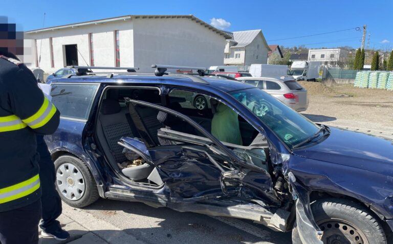 Accident cu trei răniți produs la Bosanci de un șofer care a întors mașina în mijlocul drumului