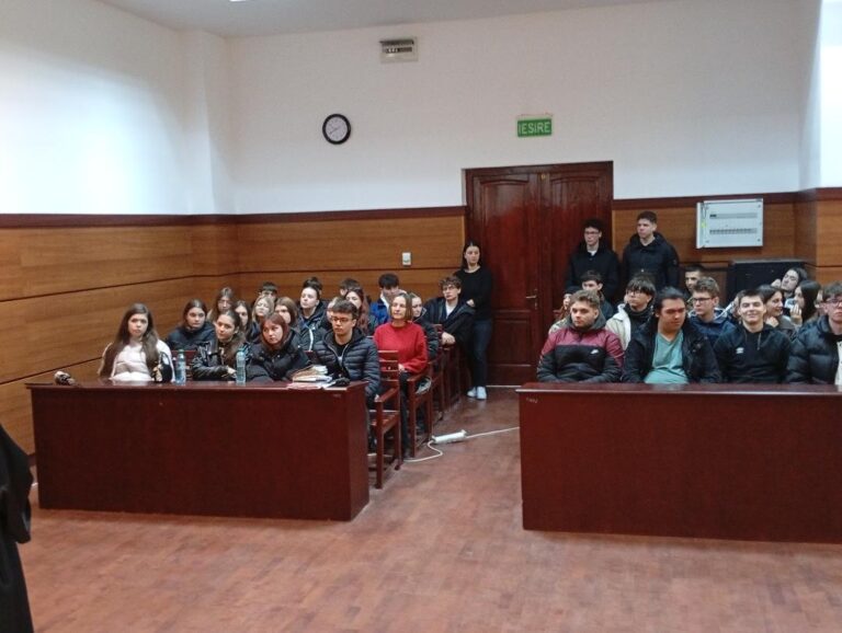 Tribunalul Suceava a găzduit vizita unui grup format din 46 de elevi ai Colegiului Naţional de Informatică „Spiru Haret” Suceava în cadrul programului naţional „Săptămâna Verde”