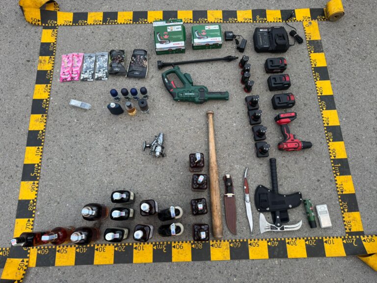 O grupare de hoți din Prahova a venit „la vânătoare” prin magazinele din Suceava. Patru persoane au fost depistate la Câmpulung Moldovenesc într-o mașină plină de bunuri furate și arme albe
