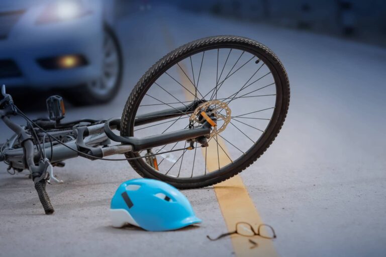 Un băiat de 13 ani, care se deplasa pe bicicletă, a fost lovit de o mașină căreia nu i-a acordat prioritate, la Sadova