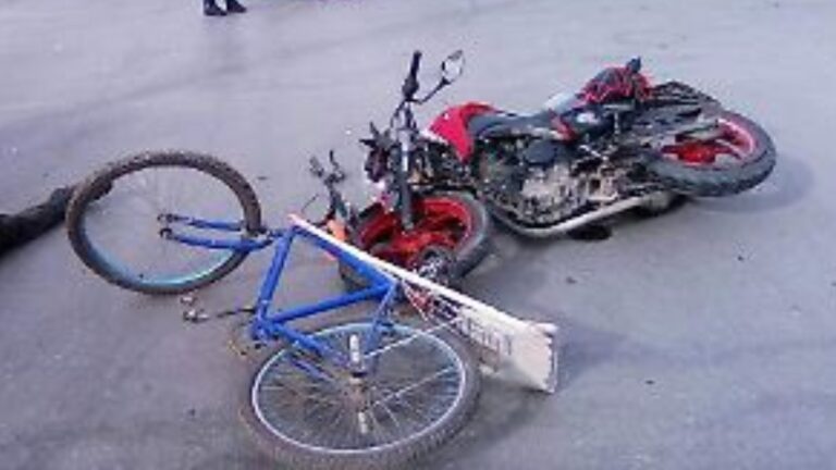 O tânără motociclistă a ajuns la spital după ce a intrat în coliziune cu un biciclist care a traversat neregulamentar un drum din Șerbănești