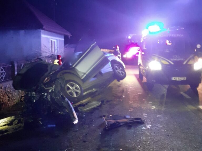 Un tânăr de 21 de ani a intrat cu mașina într-un cap de pod, la Mihoveni