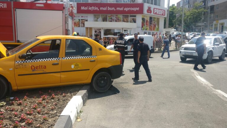 Accident rutier produs într-un sens giratoriu din Dornești. O femeie a ajuns la spital după ce a fost acroșată de un autoturism