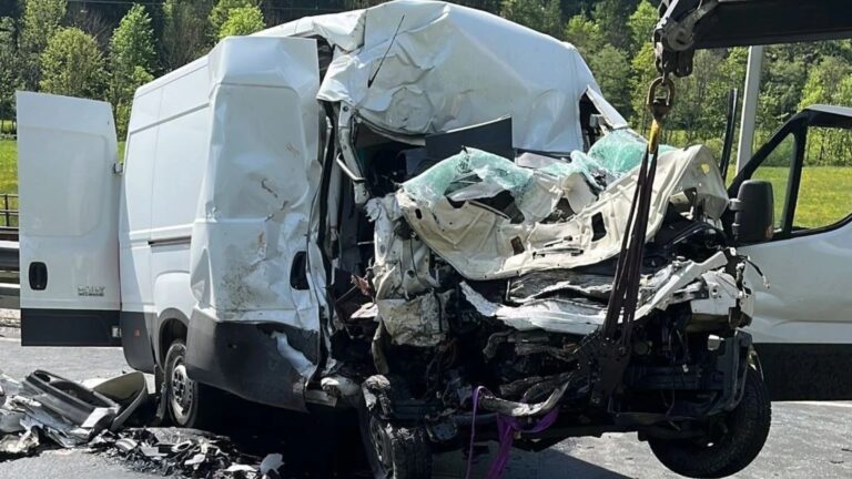 Accident între două dube produs la Horodnic de Sus. O femeie a ajuns la spital