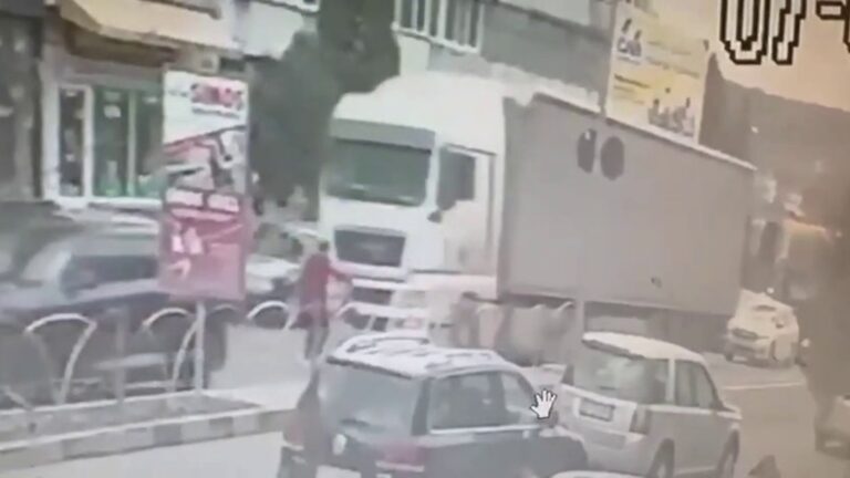 O femeie a ajuns în stare critică la spital după ce a fost acroșată de un TIR pe o stradă din Fălticeni