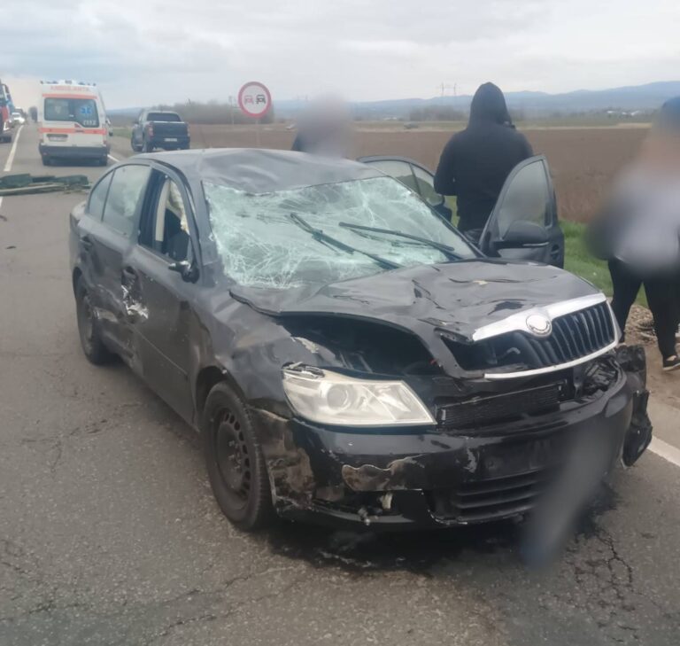 O căruță a fost lovită violent de o mașină, la Fântâna Mare, după ce căruțașul beat nu a acordat prioritate