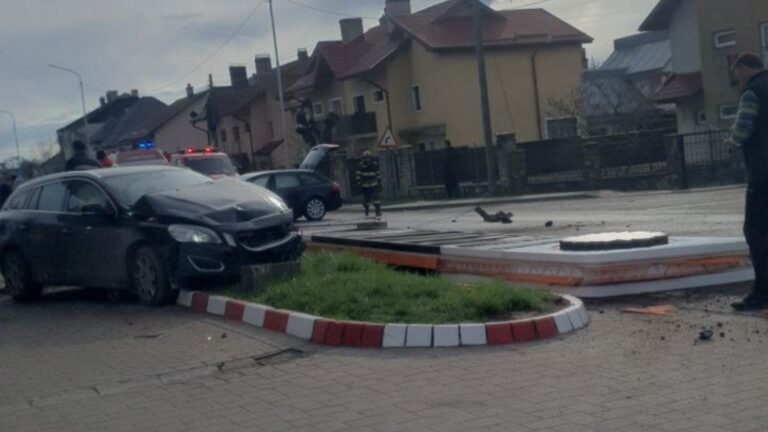 Coliziune între un Audi și un Volvo în fața unei benzinării din Gălănești. O femeie a ajuns la spital după ce mașina sa a fost proiectată într-un totem publicitar