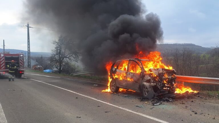 O mașină a luat foc la Pleșești în urma unui accident produs de un șofer beat