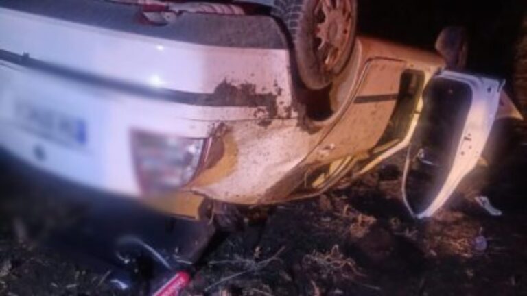 Accident grav produs la Milișăuți, unde un Audi s-a răsturnat pe cupolă după ce a izbit un copac și porțile unei gospodării