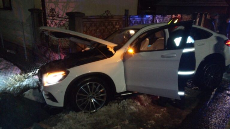 Un bărbat beat și fără permis a ajuns cu mașina într-un șanț, la Salcea
