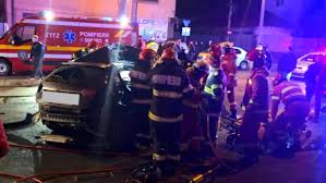 Un tânăr șofer a dărâmat un stâlp de iluminat public după ce a pierdut controlul asupra mașinii pe o stradă din Suceava
