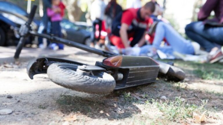 Un ucrainean beat a ajuns la spital după ce a căzut de pe trotinetă pe o stradă din Suceava