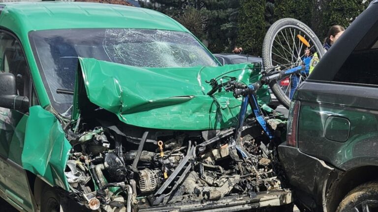 Un biciclist a fost spulberat de o mașină scapată de sub control de un șofer căruia i s-a făcut rău la volan, la Vama