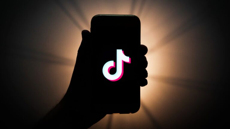 Un individ beat din Broșteni a fost internat la Psihiatrie după ce a amenințat pe TikTok că se sinucide
