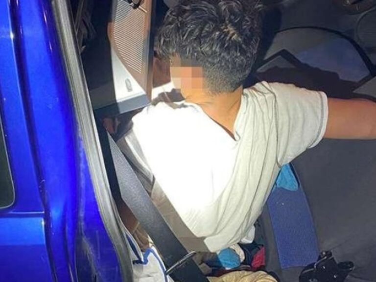 Recidivistul din Frasin care a sărit de la volan pe bancheta din spate pentru a scăpa de polițiști a fost reținut pentru 24 de ore