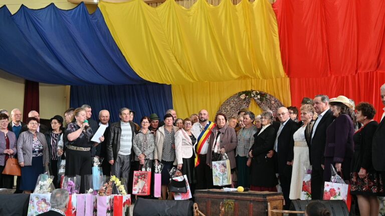 Lecție de devotament și iubire la Broșteni. 84 de cupluri de aur celebrate într-un decor de poveste, pe acordurile Ansamblului „Ciprian Porumbescu”: „Reprezentați un simbol al biruinței și sunteți stâlpii pe care se sprijină comunitatea noastră”