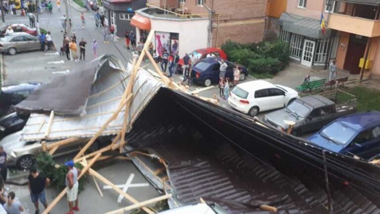 Două mașini au fost distruse după ce vântul a smuls acoperișul unui bloc din Fălticeni