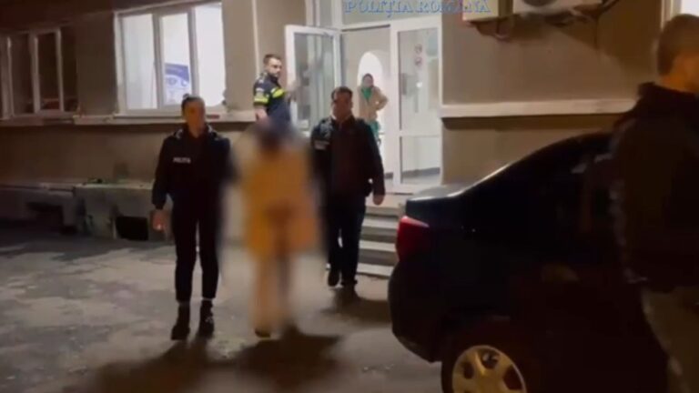 Două dornence au fost reținute de polițiști după ce i-au furat unui bărbat 750 de euro și un ceas de lux