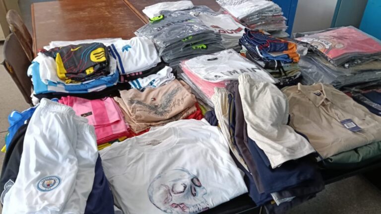 Haine fake descoperite de polițiști într-un magazin din Câmpulung Moldovenesc
