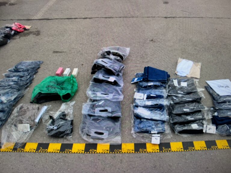 Haine și parfumuri fake, în valoare de 20.000 lei, descoperite de polițiștii din Câmpulung Moldovenesc într-o mașină