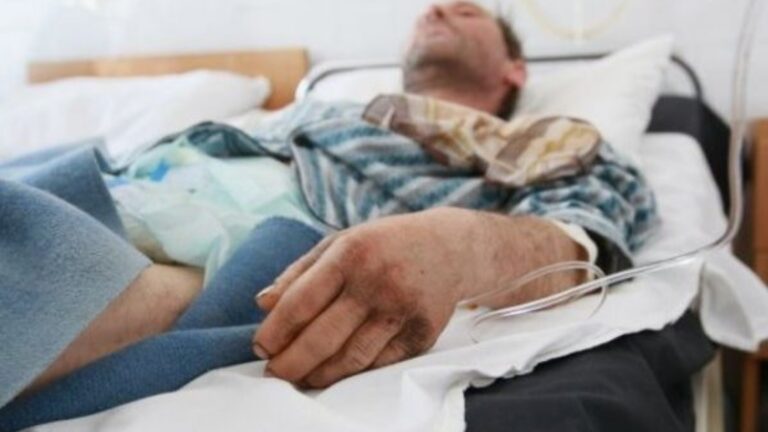 Un bărbat fără adăpost a ajuns în comă profundă la spital după ce a fost găsit în hipotermie pe un trotuarar din Suceava