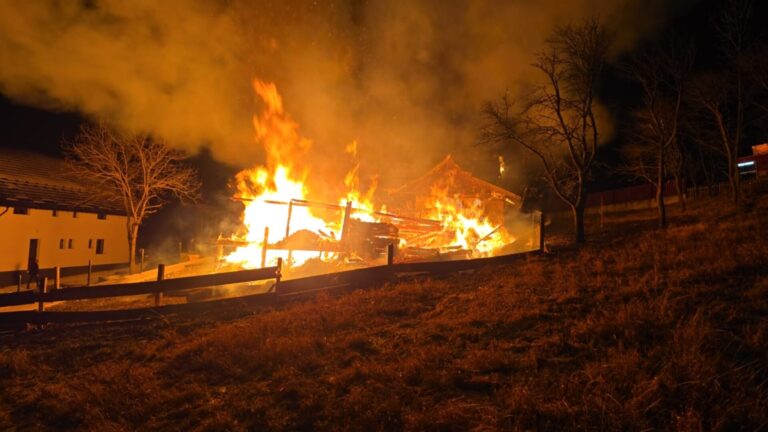 Incendiu izbucnit într-o gospodărie din Mitocu Dragomirnei din cauza improvizațiilor la rețeaua electrică