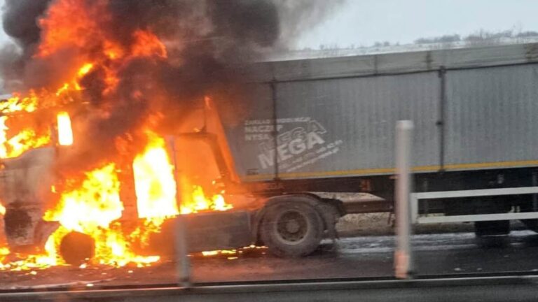 Camion cuprins de flăcări într-un gater din Bogdănești. Prejudiciu de 60.000 de euro în urma unui scurtcircuit