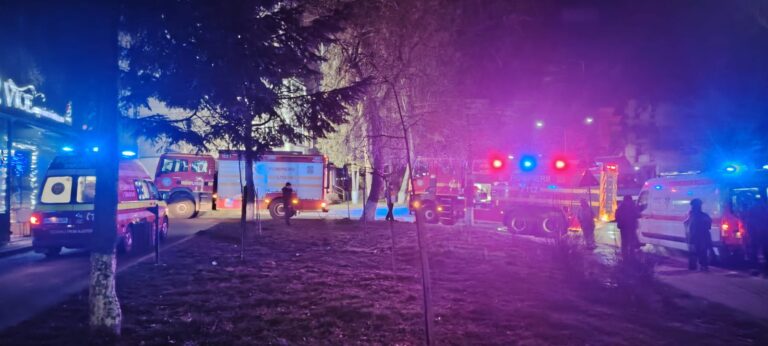 Incendiu izbucnit la o bucată de noapte într-un bloc din Rădăuți după ce o femeie de 96 de ani a lăsat o lumânare aprinsă și nesupravegheată. Bătrâna a fost salvată de pompieri
