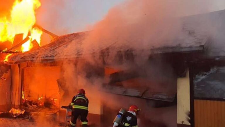 Incendiu de proporții la o gospodărie din Vicovu de Sus provocat de jocul unei copile cu focul. Trei anexe au fost cuprinse de flăcări