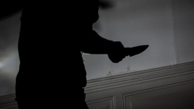 Tentativă de omor între rude la Câmpulung Moldovenesc. Un bărbat a fost reținut după ce și-a înjunghiat cumnatul în urma unui conflict la băutură