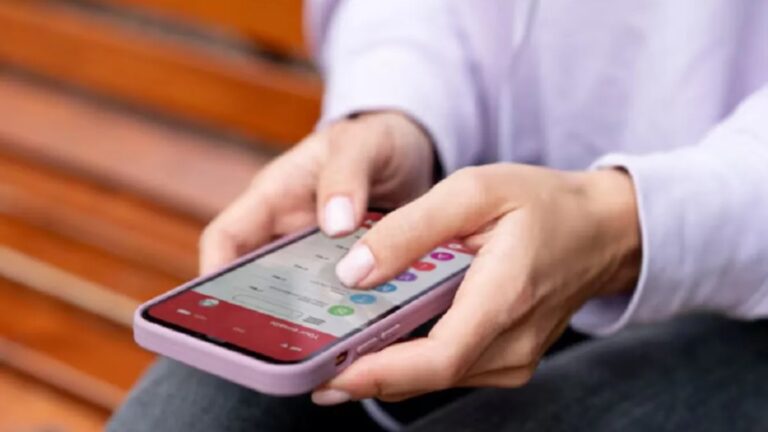 O fată de 12 ani din Suceava a fugit de acasă pentru că mama i-a luat telefonul