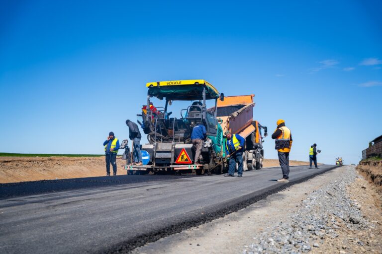 Un bărbat din Bunești a fost reținut de polițiști după ce a fost prins în flagrant la furat de motorină din utilajele care lucrează la noul drum spre Aeroportul Suceava