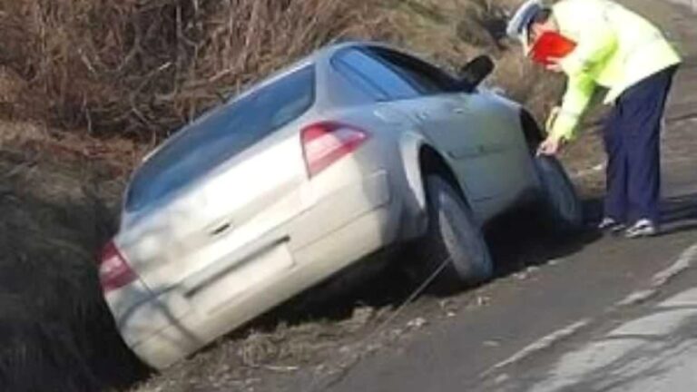O ucraineancă a ajuns cu mașina într-un șanț, la Dănila
